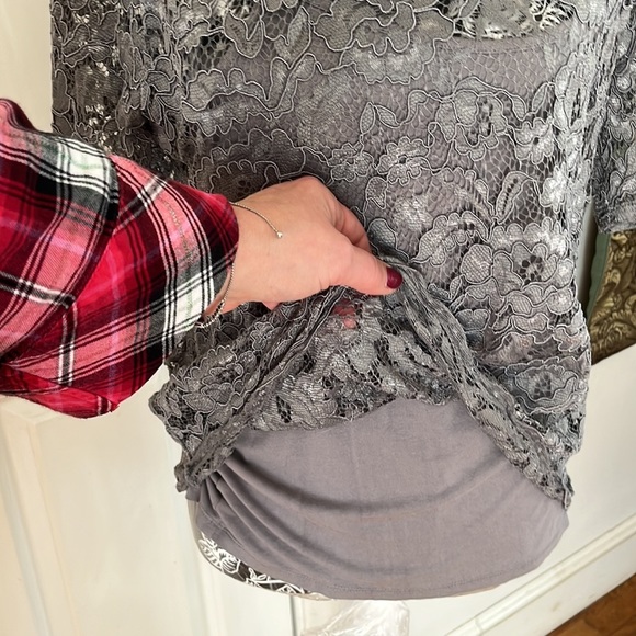 Gallery size large gray / taupe lace lined short sleeve  tee - Picture 6 of 14